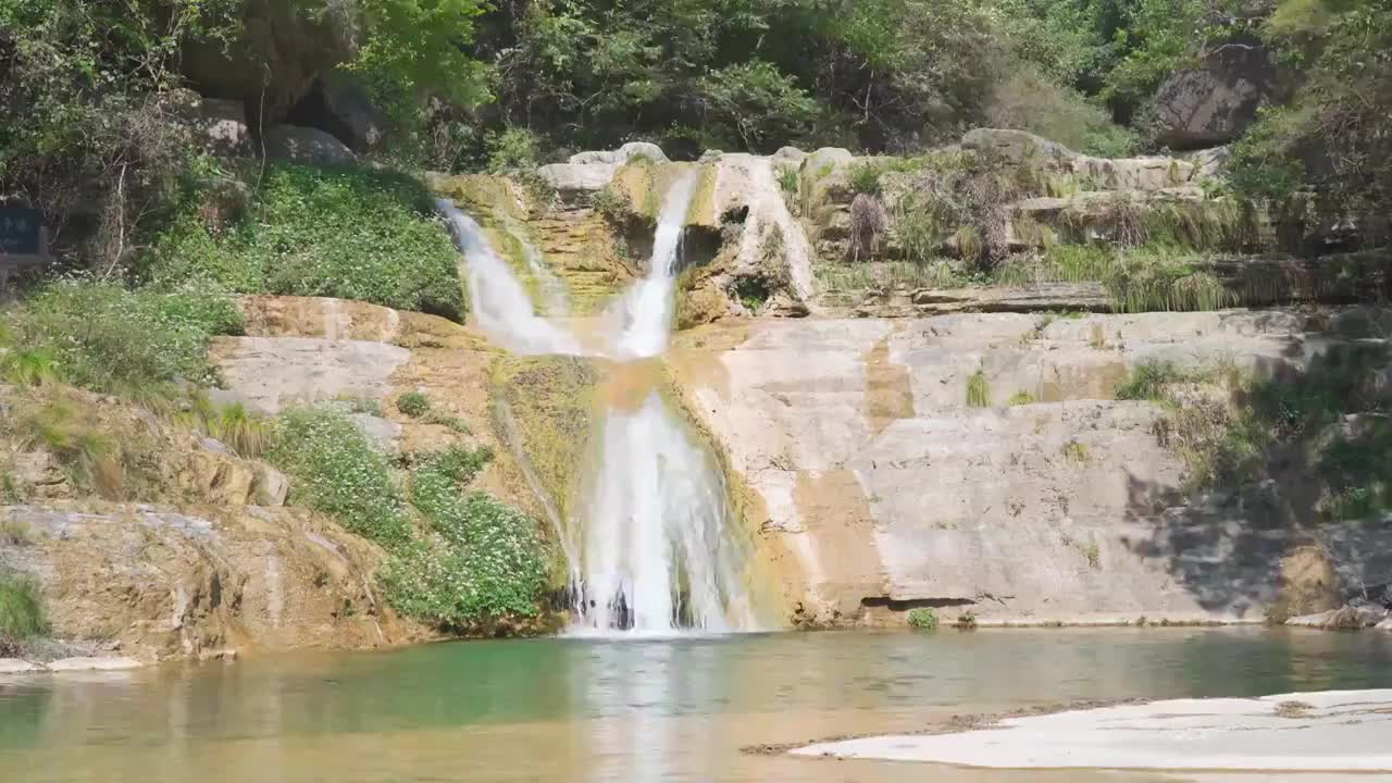 晴天瀑布视频素材