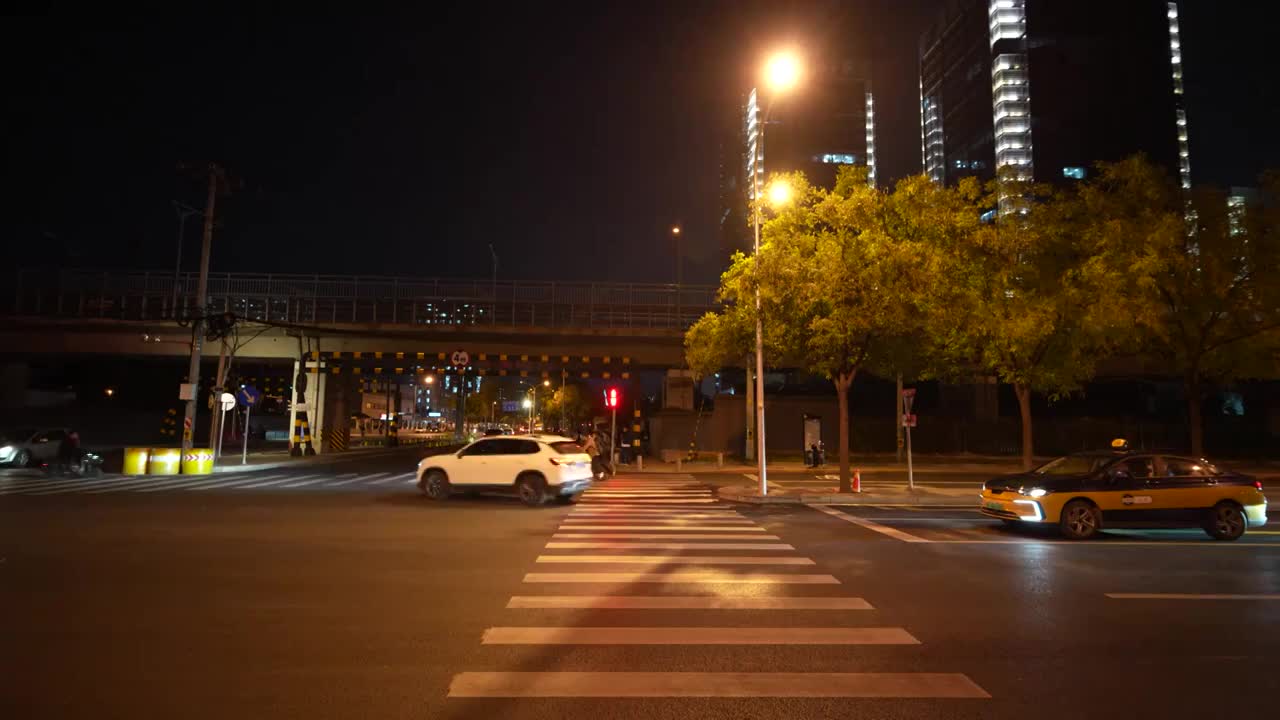 夜晚马路车流桥梁上行驶的地铁视频素材