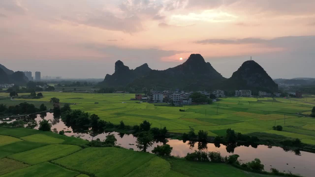 秋天夕阳下桂林山周围的村庄和稻田视频素材