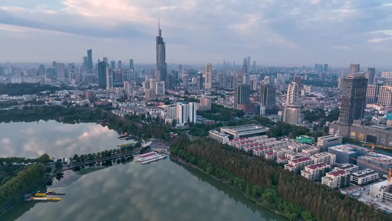 水天一色的玄武湖和南京日出风光视频素材