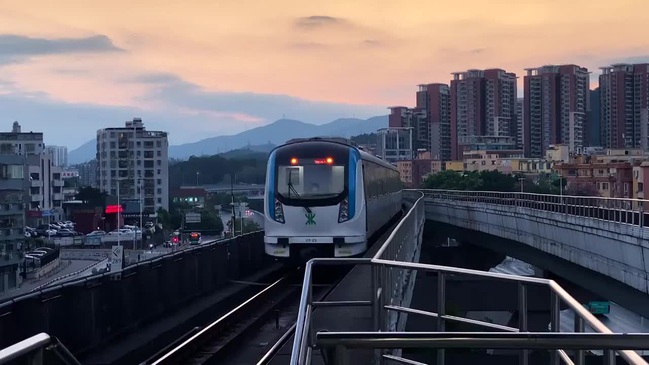 朝阳早霞下城市交通地铁进站场景视频素材