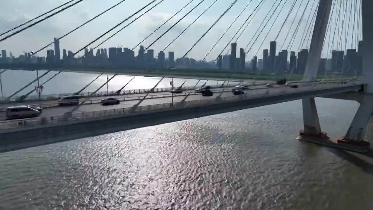 航拍湖北武汉二七长江大桥公路交通建设视频素材画面1