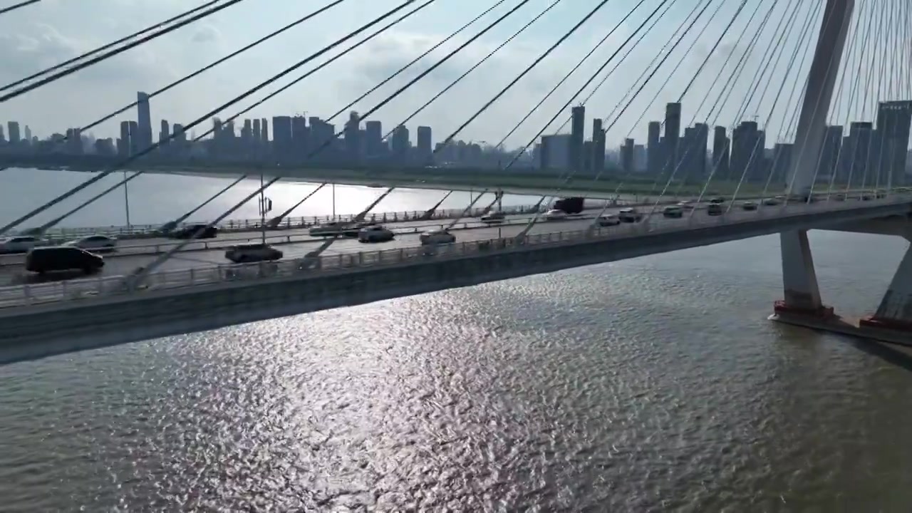 航拍湖北武汉二七长江大桥公路交通建设视频素材画面3