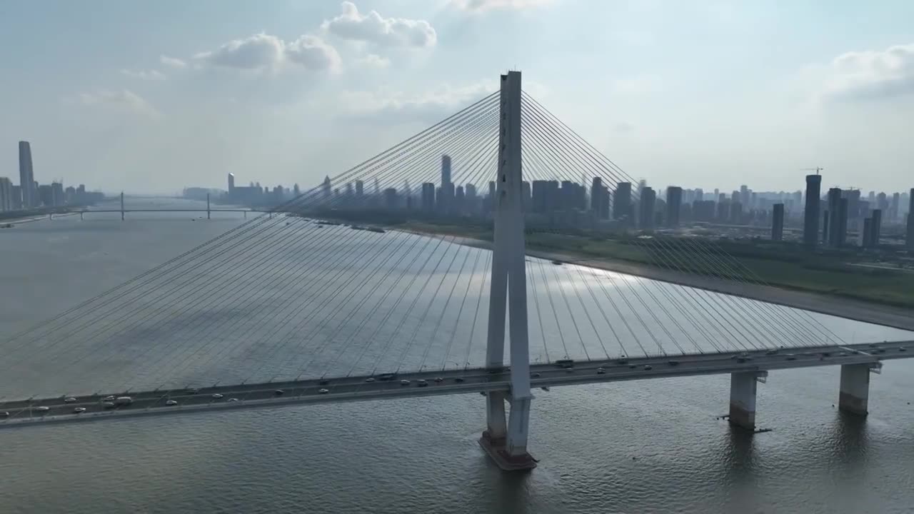 航拍湖北武汉二七长江大桥公路交通建设视频素材画面1
