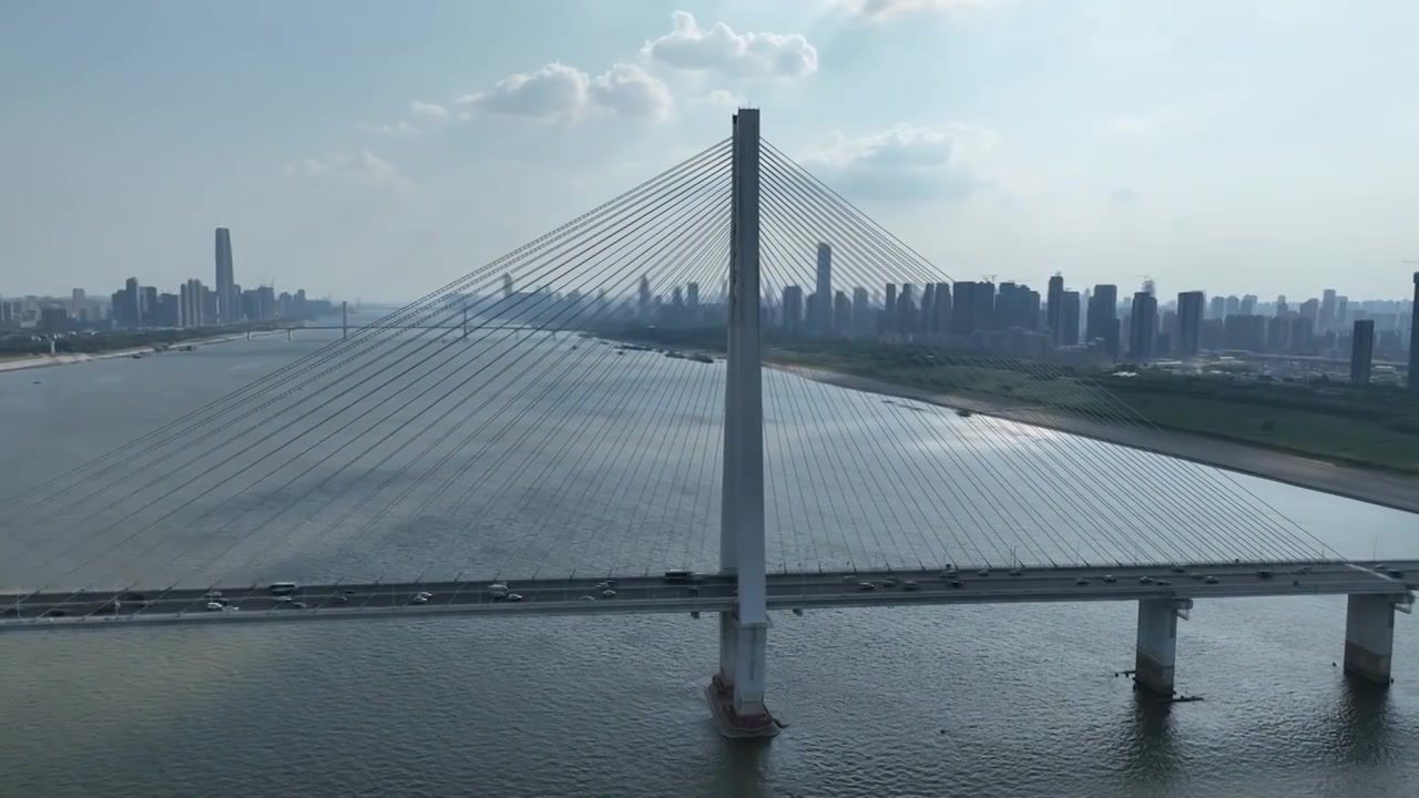 航拍湖北武汉二七长江大桥公路交通建设视频素材画面3