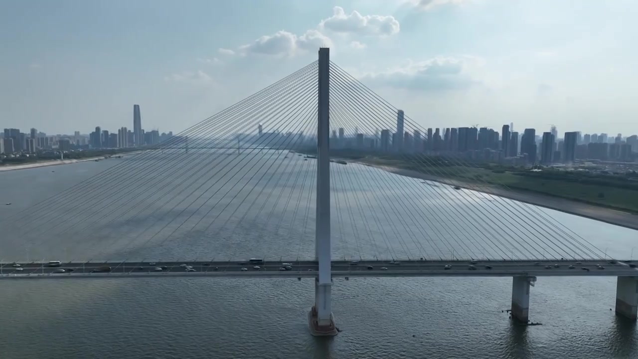 航拍湖北武汉二七长江大桥公路交通建设视频素材画面4