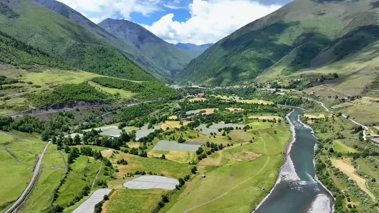 航拍四川甘孜新都桥田园风光视频素材