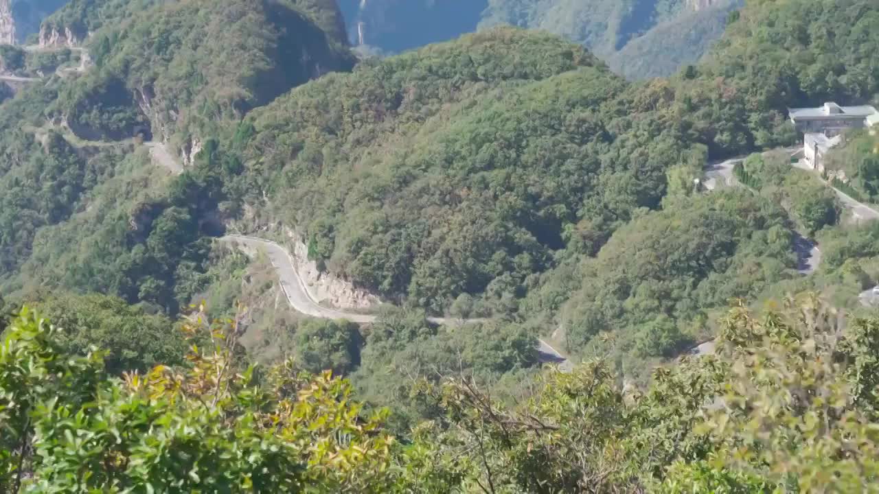 晴天山峰道路视频素材