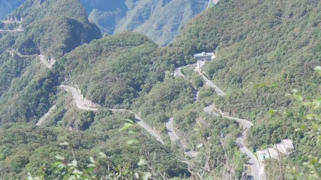 晴天山峰道路视频素材