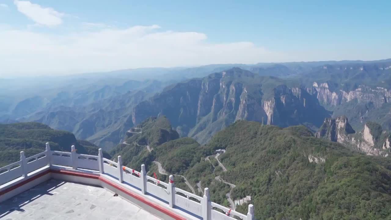 晴天山峰道路视频素材