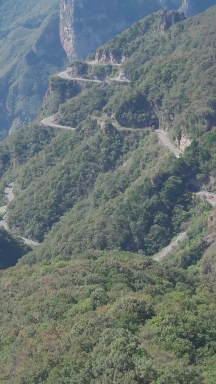 晴天山峰道路视频素材