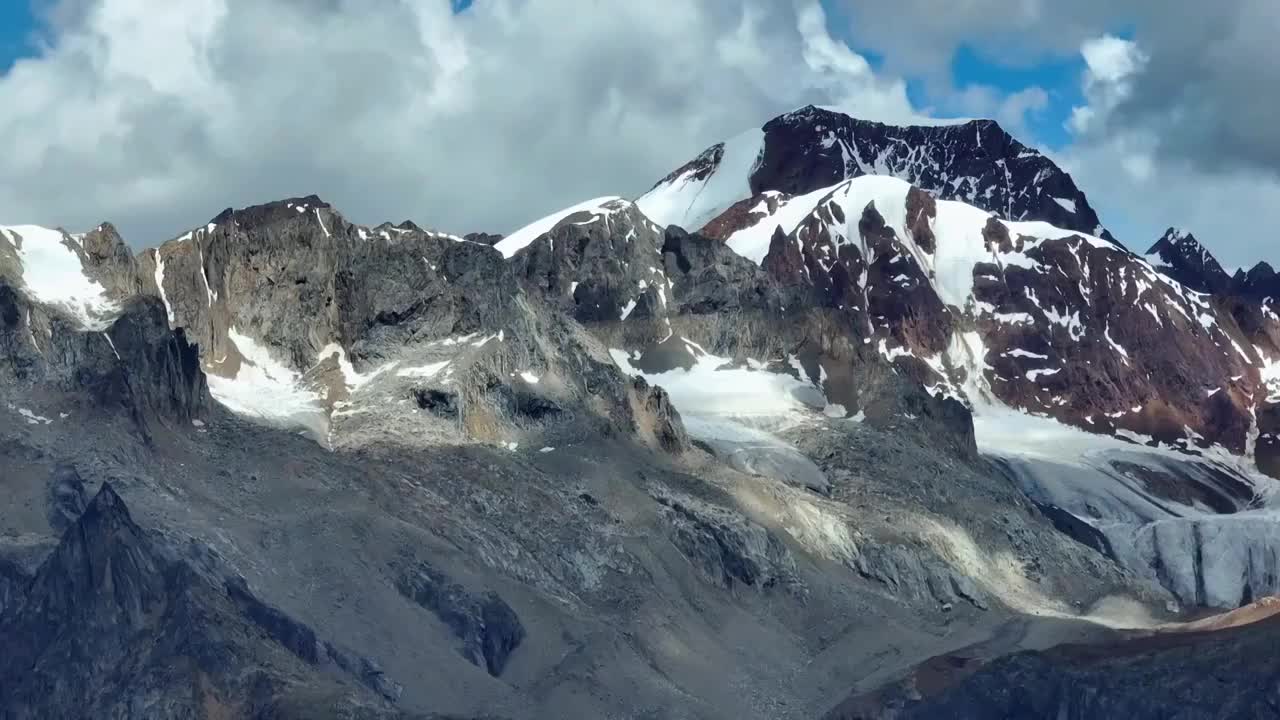 航拍四川甘孜沙鲁里山脉主峰夏塞雪山视频素材