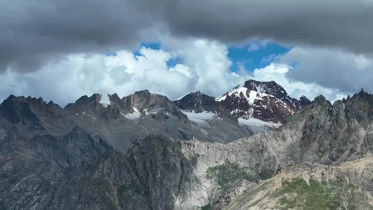 航拍四川甘孜沙鲁里山脉主峰夏塞雪山视频素材