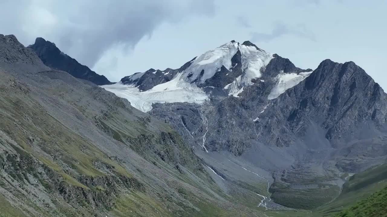 航拍四川甘孜乌库楚雪山视频素材