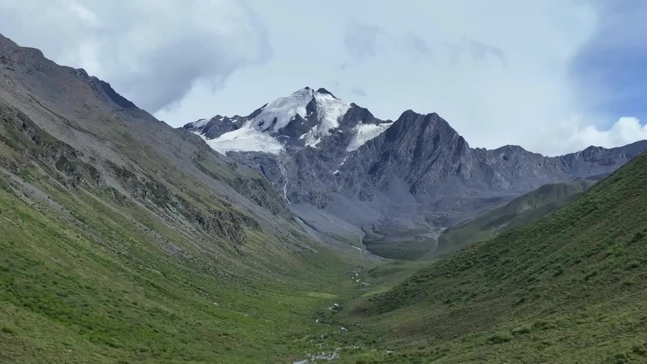 航拍四川甘孜乌库楚雪山视频素材