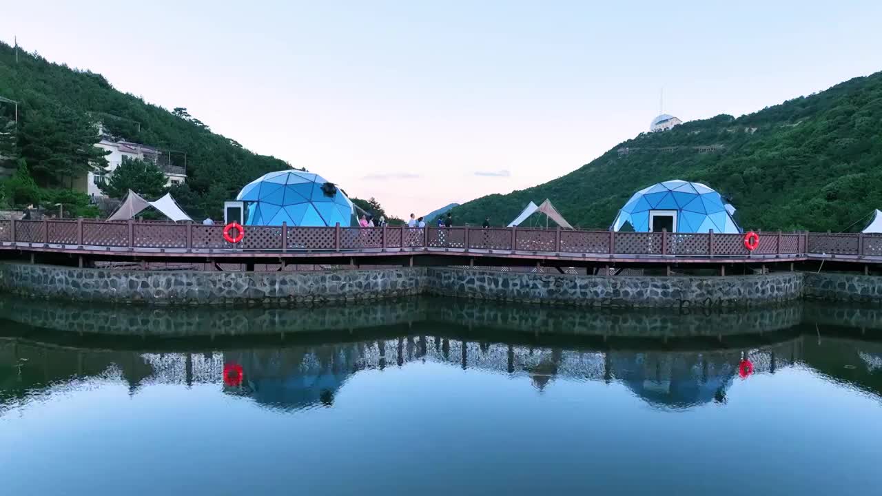 星空下帐篷露营夕阳夜晚湖边户外野外夜景视频素材