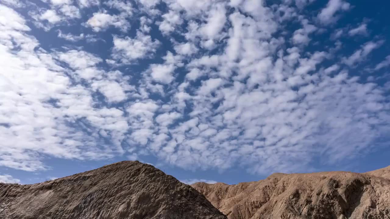 山峰上的絮状云朵延时视频素材