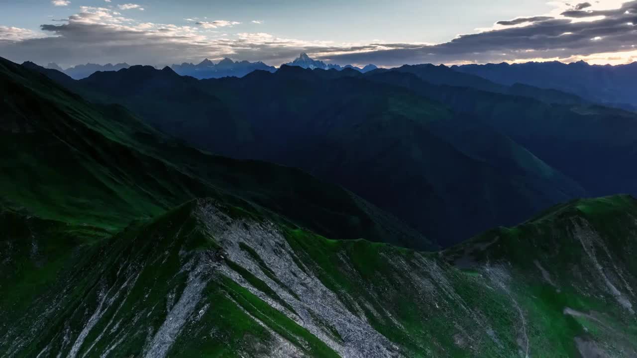 微光下的夹金山视频素材