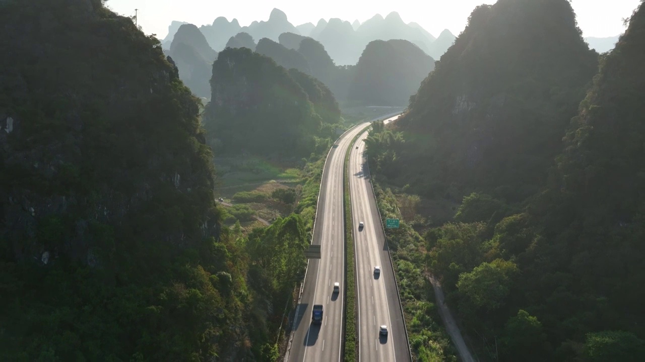 秋天阳光下群山间穿行的高速公路视频素材