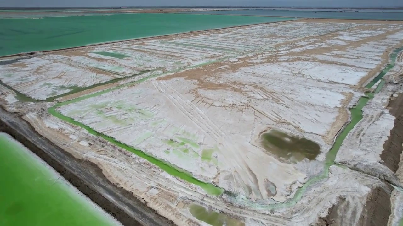 拉近镜头拍摄青海察尔汗盐湖视频素材