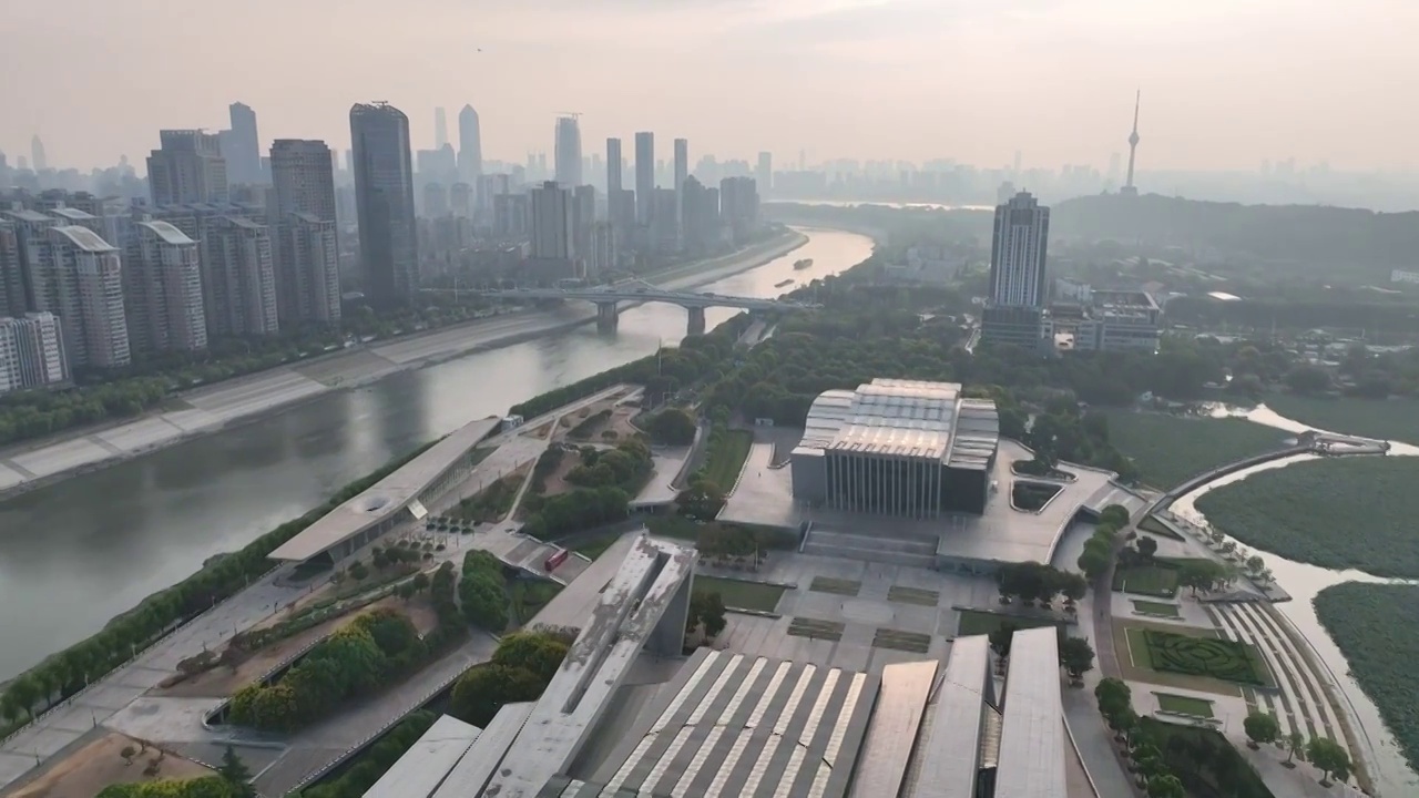 航拍湖北武汉琴台湖艺术馆现代建筑城市风光视频素材