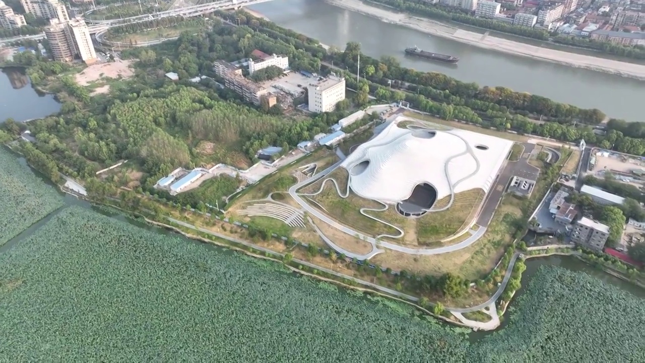 航拍湖北武汉琴台湖艺术馆现代建筑城市风光视频素材