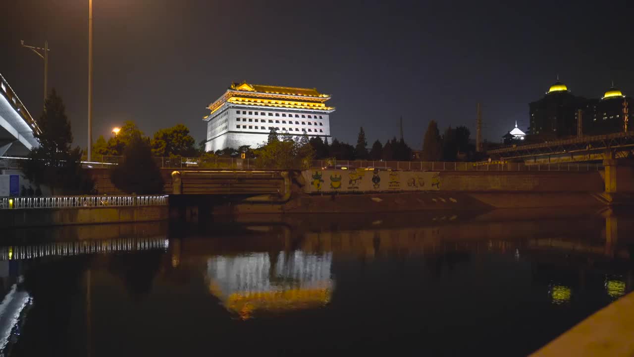 北京城 内城东南角楼 东便门 城楼 明城墙 夜景 护城河 倒影视频素材