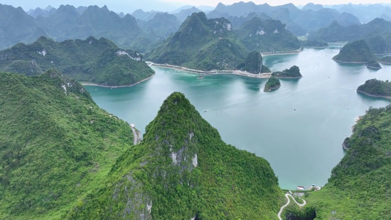 视角穿过群山，拍摄山间的村庄和稻田，上林，广西视频下载