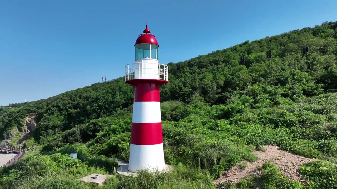 海边悬崖上的灯塔视频素材