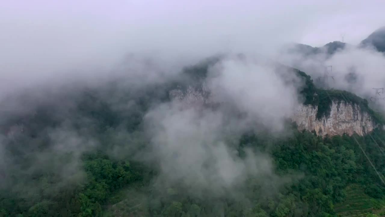 山峡水库周边山上的云雾视频素材