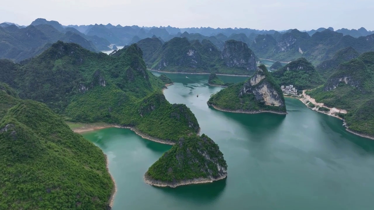 航拍大龙湖风光，偶尔有船只在湖面穿梭，上林，南宁视频素材