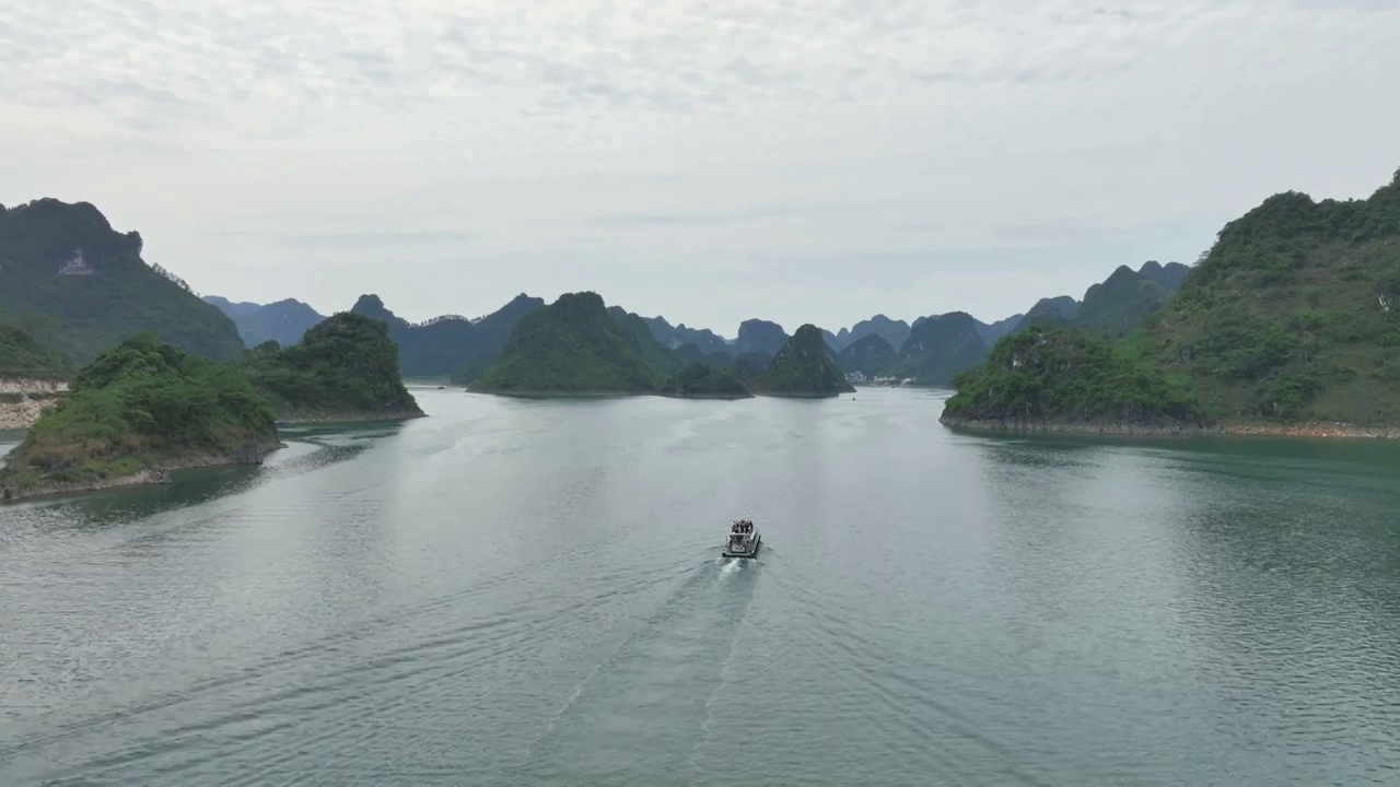 俯拍游船在大龙湖穿梭，上林，南宁视频下载