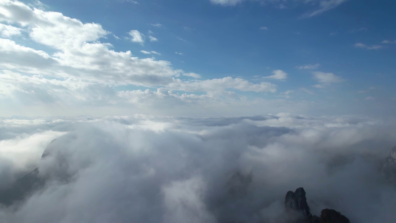 仰拍镜头云雾中的桂林山水航拍视频素材