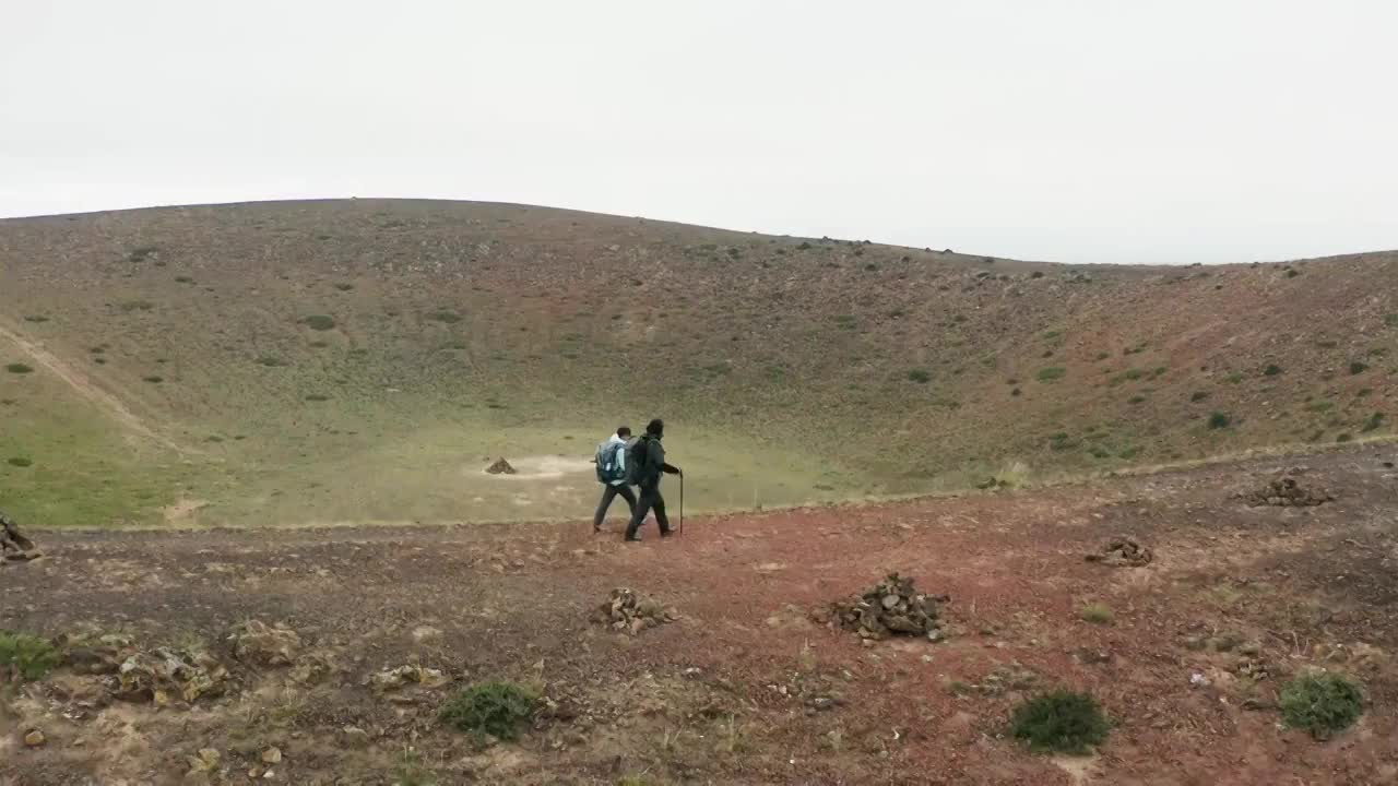 快乐的情侣徒步旅行视频素材