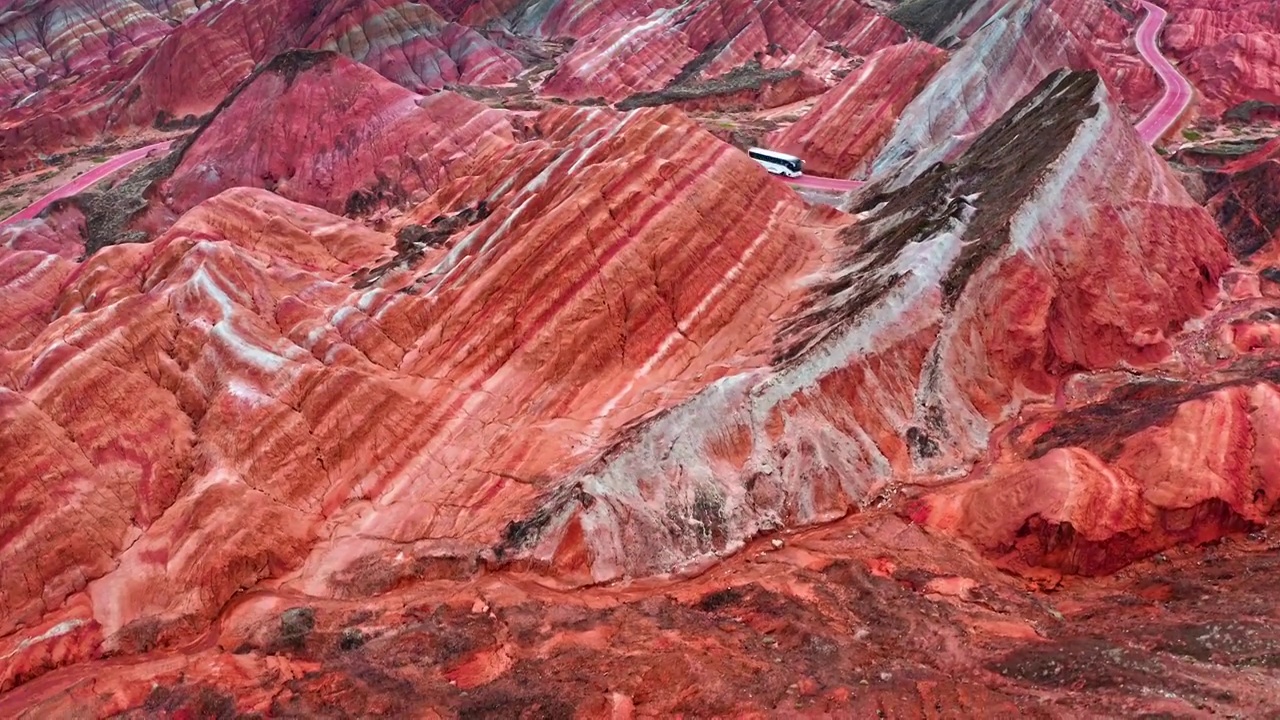 丹霞公路，航拍张掖丹霞，张掖七彩丹霞，张掖丹霞地质公园，河西走廊的风景，红色的岩石视频素材