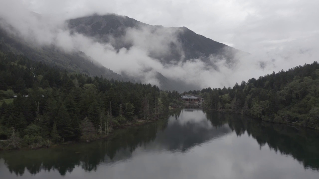 木格措，康定情歌风景区，烟雨朦胧的自然风光，对称的风景视频素材