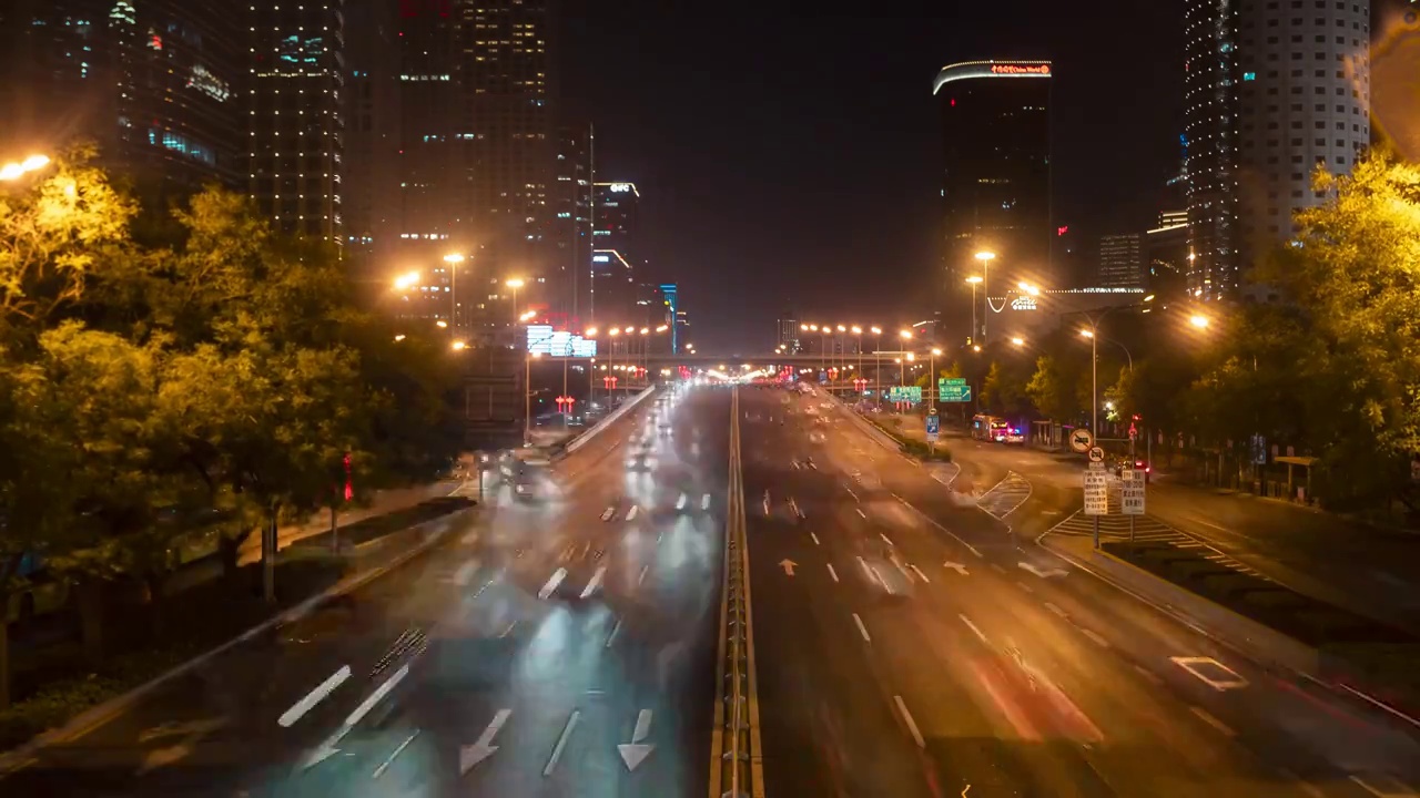 北京夜景行驶的车辆视频素材