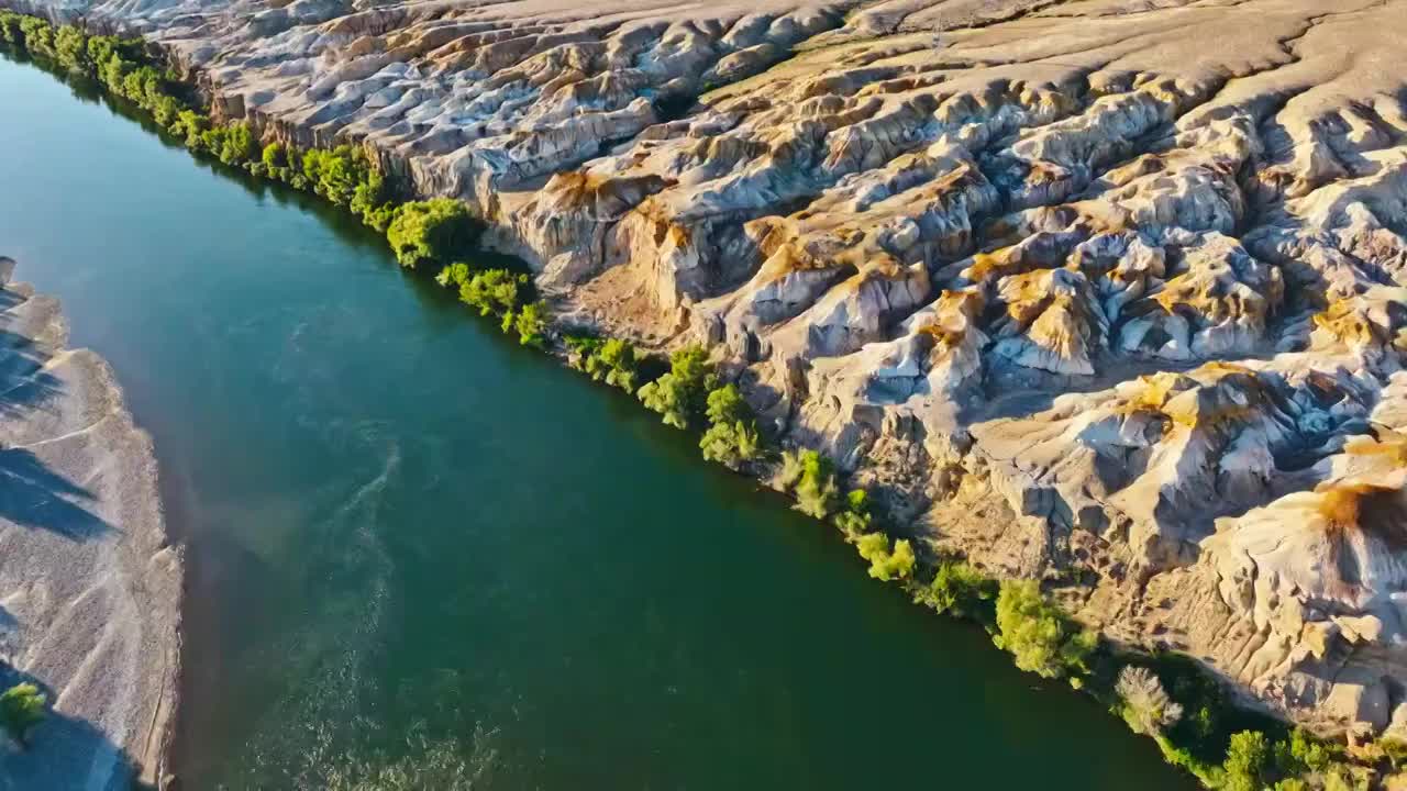 雅丹地貌五彩滩航拍视频素材