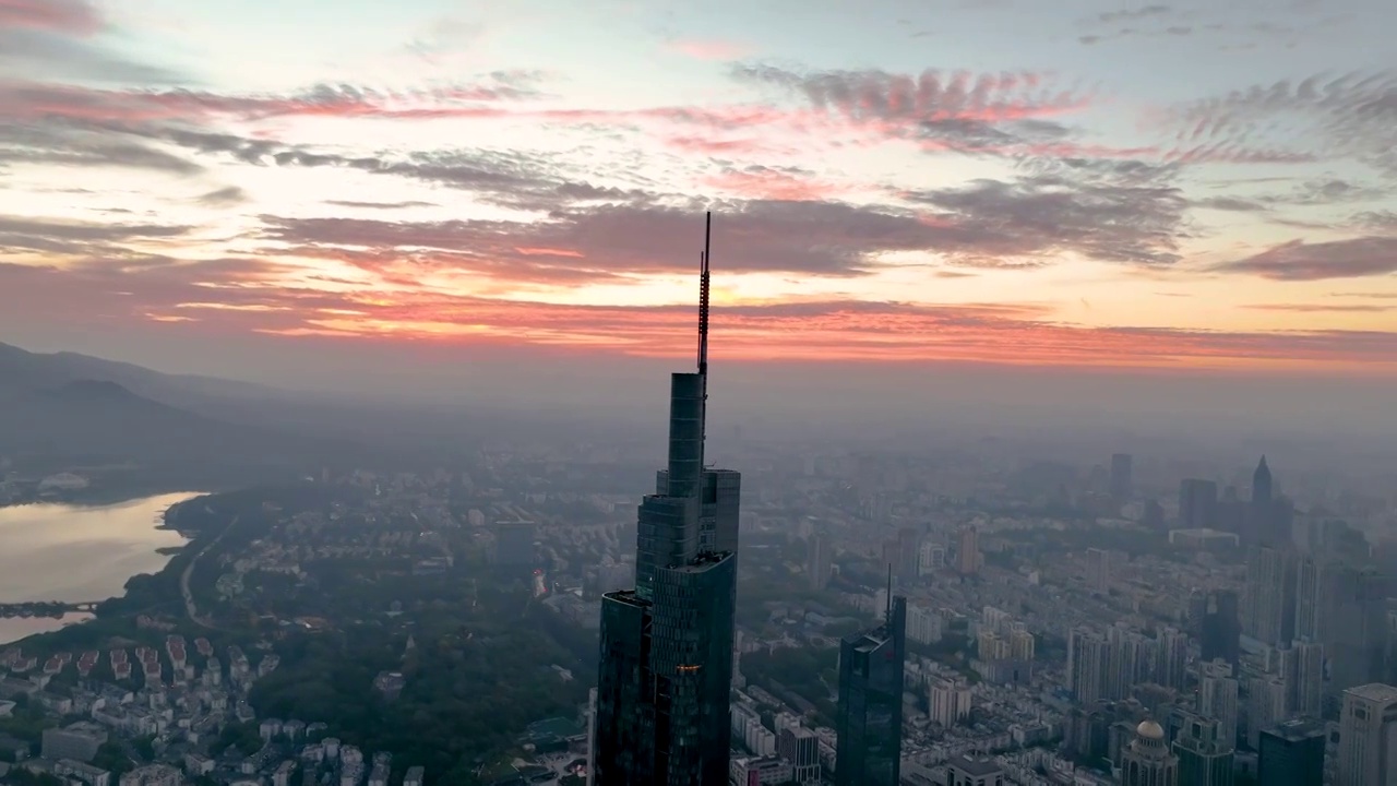 航拍日出朝霞下的南京紫峰大厦视频素材