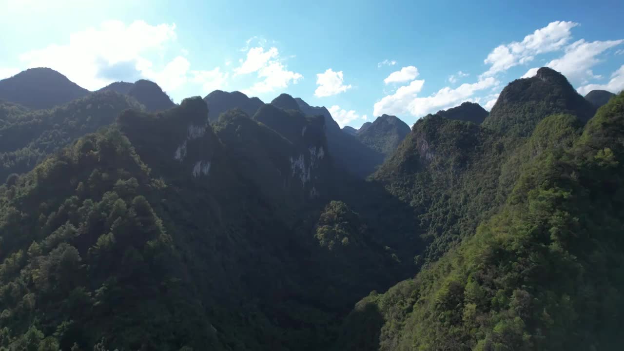 仰拍镜头航拍贵州荔波大七孔景区视频素材