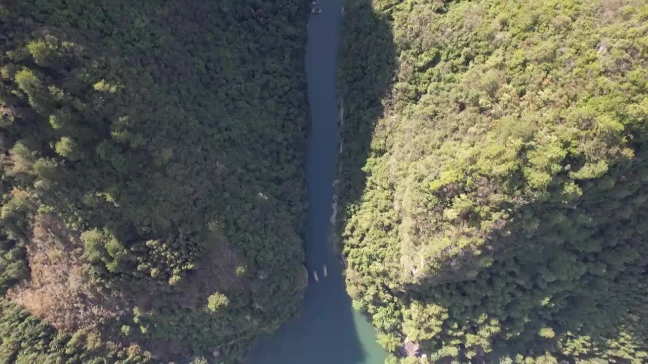 仰拍镜头航拍贵州荔波大七孔景区视频素材