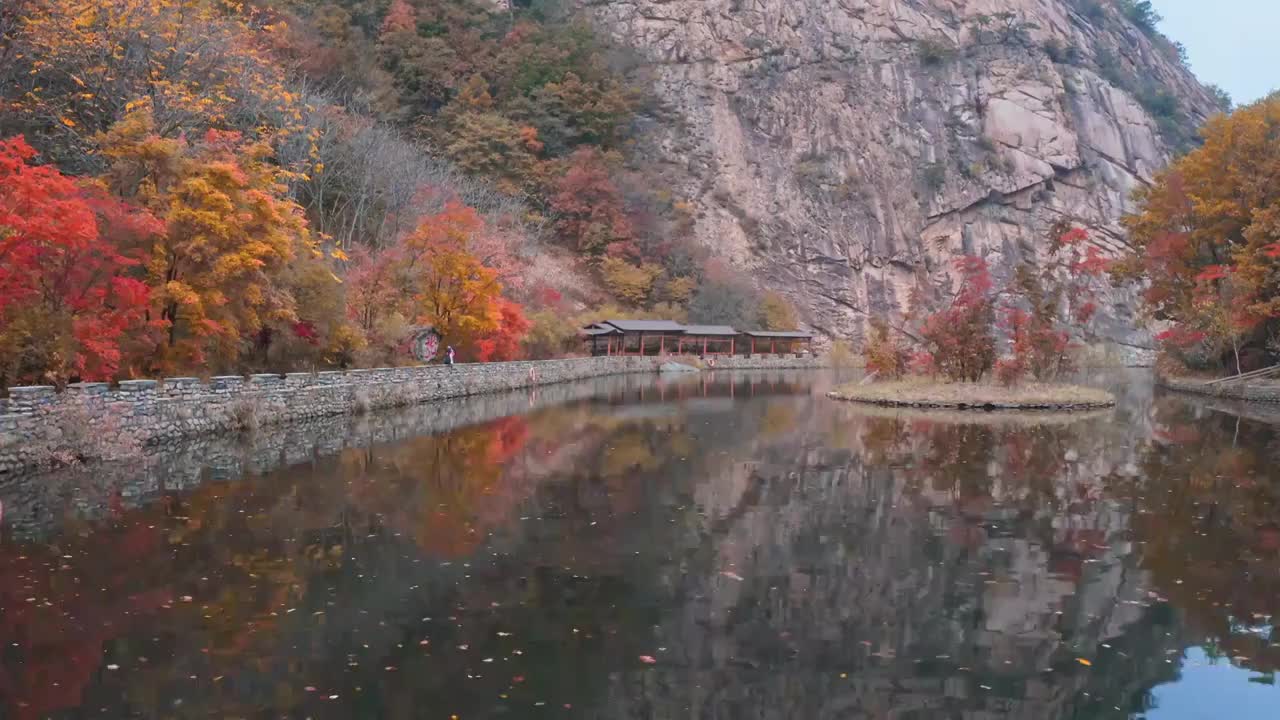 大石湖的秋天，本溪大石湖景区，东北的秋天，红叶与水的自然画卷视频素材