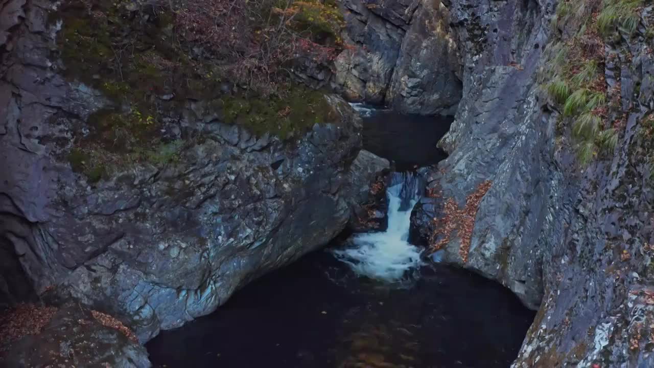 大石湖的秋天，本溪大石湖景区，东北的秋天，红叶与水的自然画卷视频素材