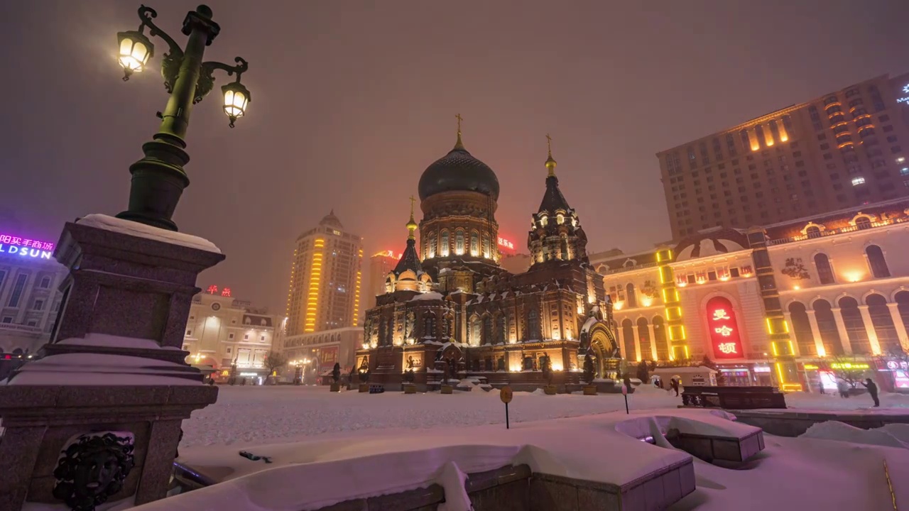 哈尔滨圣索菲亚大教堂下雪延时视频素材画面1