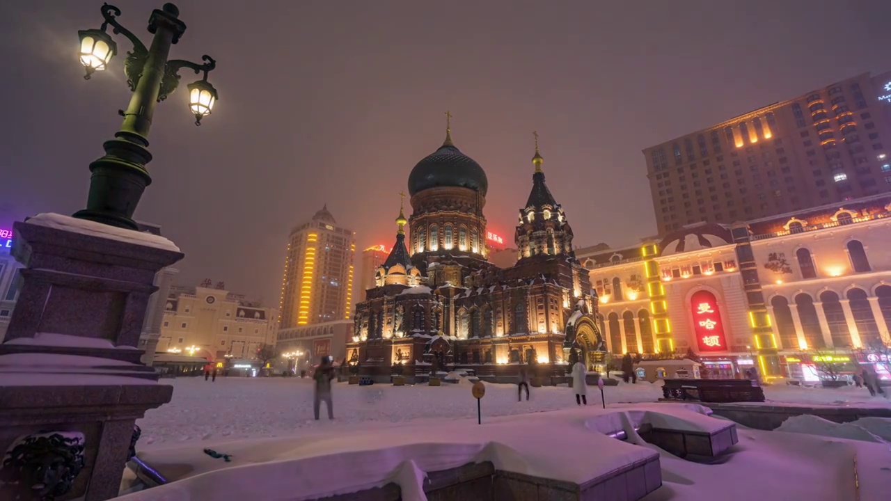 哈尔滨圣索菲亚大教堂下雪延时视频素材画面2