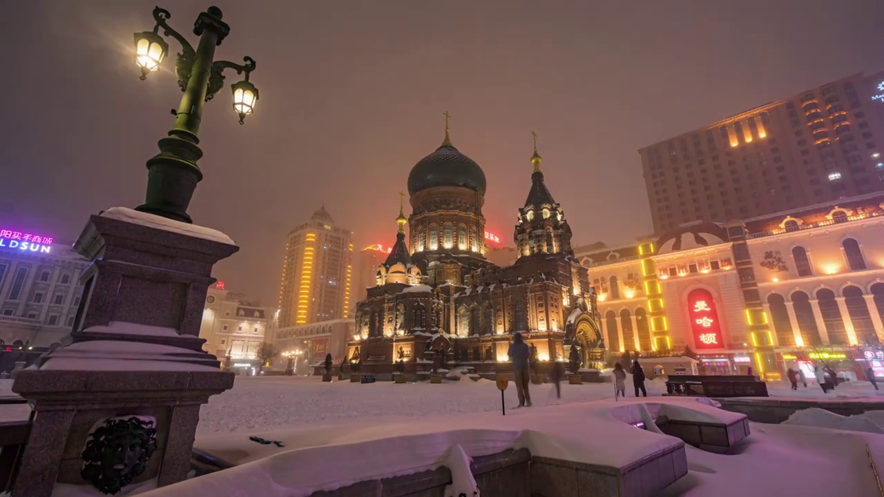 哈尔滨圣索菲亚大教堂下雪延时视频素材画面3