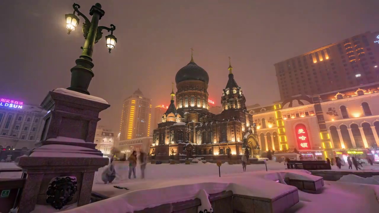 哈尔滨圣索菲亚大教堂下雪延时视频素材画面4