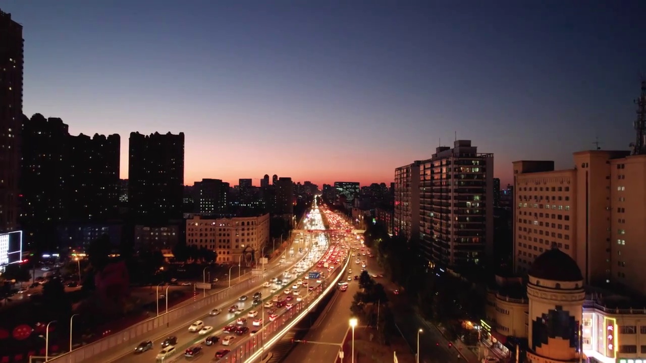 哈尔滨乐松广场商圈夜景车流航拍视频素材