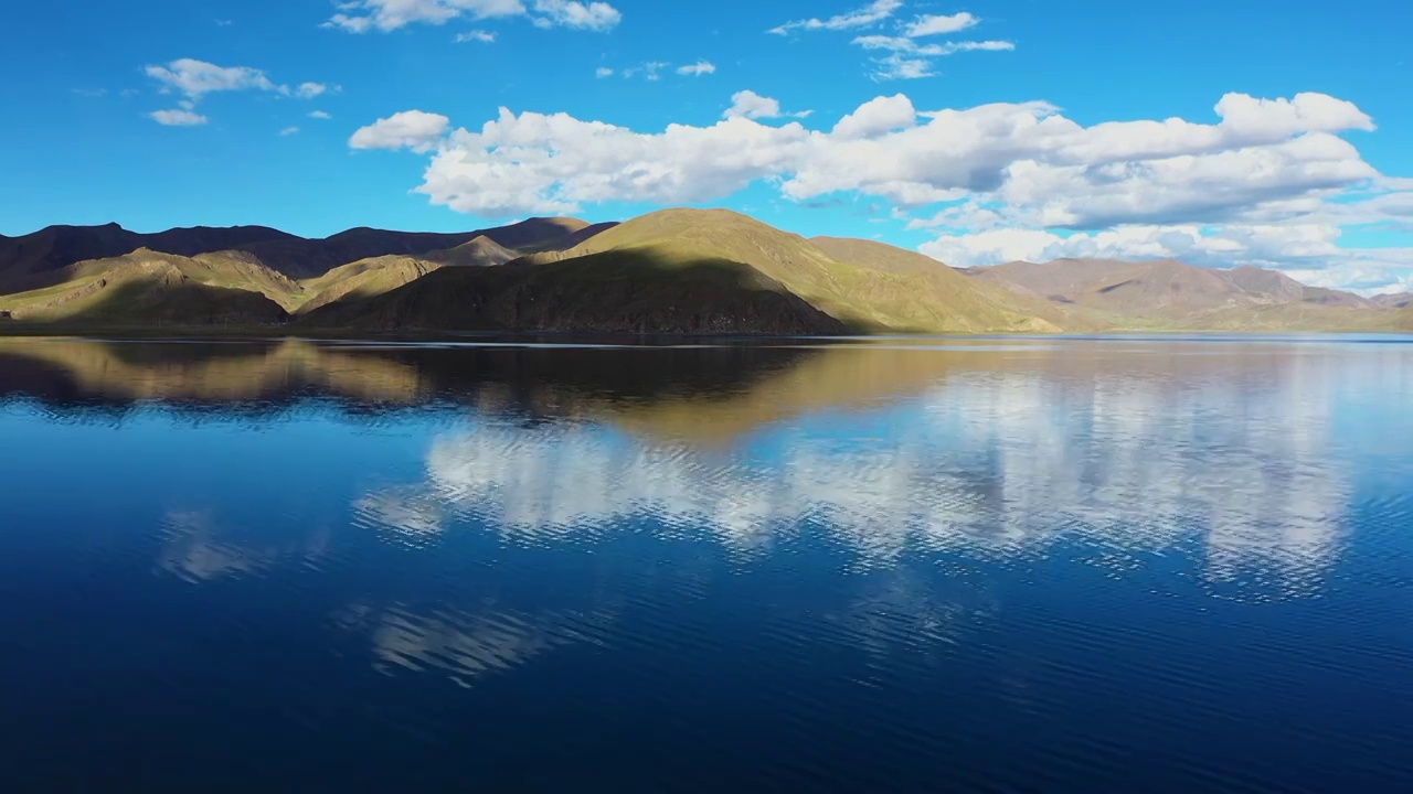 航拍羊卓雍措的湖光山色，和晶莹剔透的羊湖水视频素材