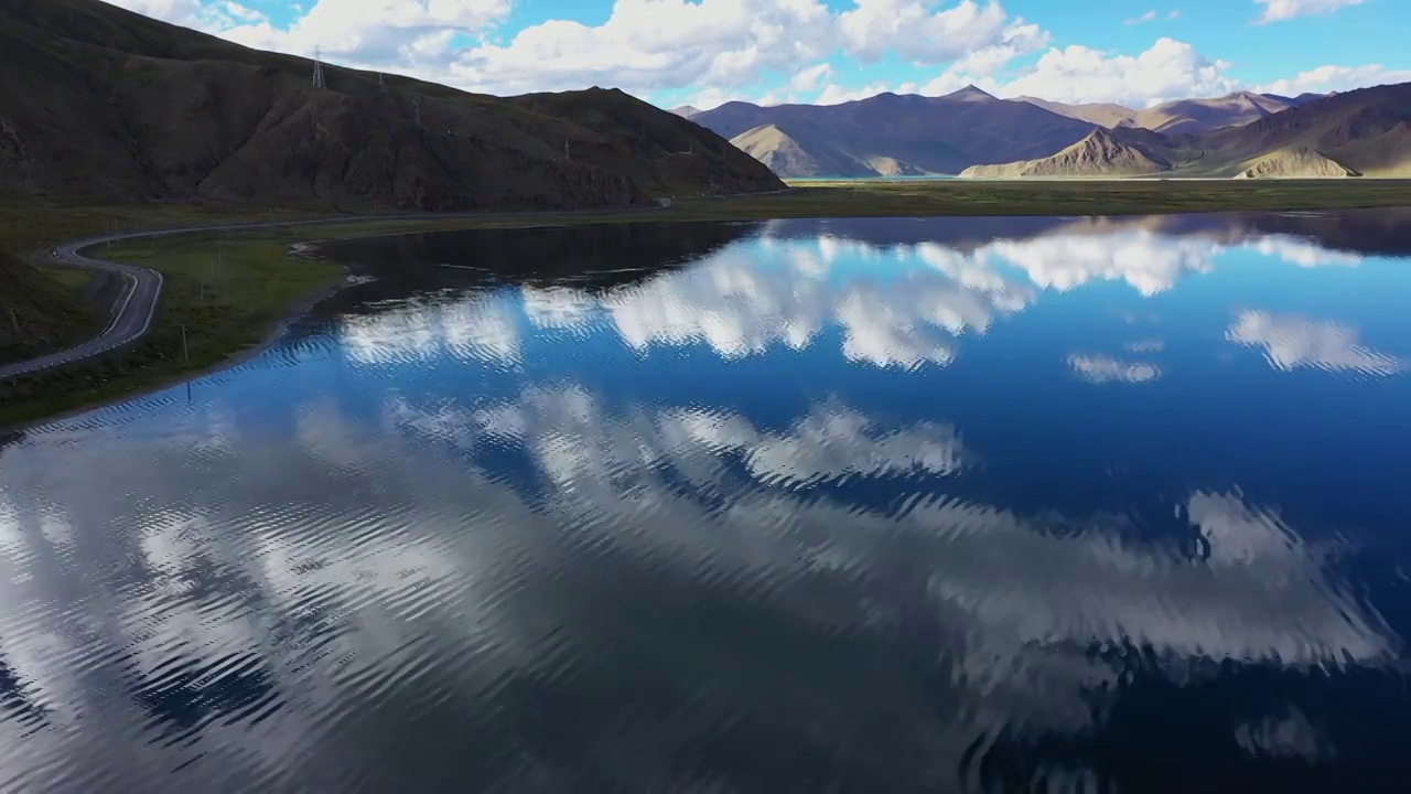 航拍羊卓雍措的湖光山色，和晶莹剔透的羊湖水视频素材